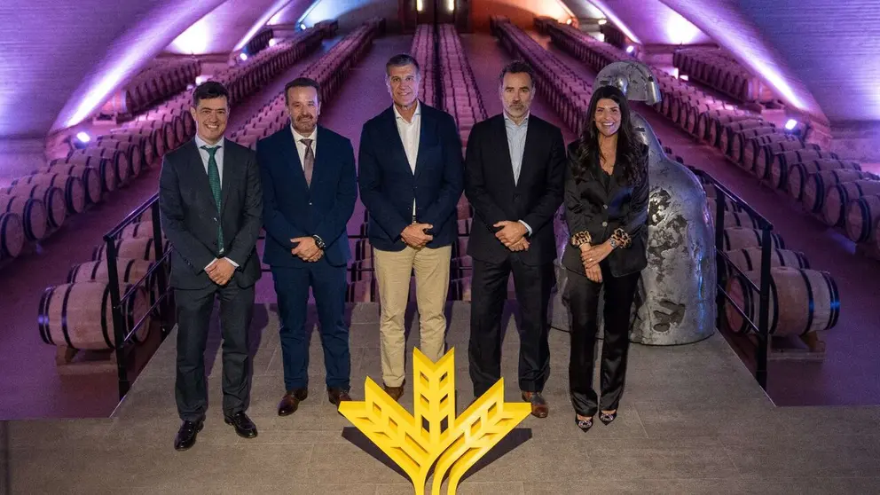 Fotograf&iacute;a de familia de los participantes en el evento de APD  y Caja Rural. CAJA RURAL