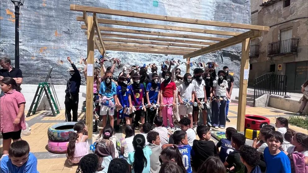 Alumnos del colegio p&uacute;blico San Miguel de Larraga participan en la actividad. CEDIDA