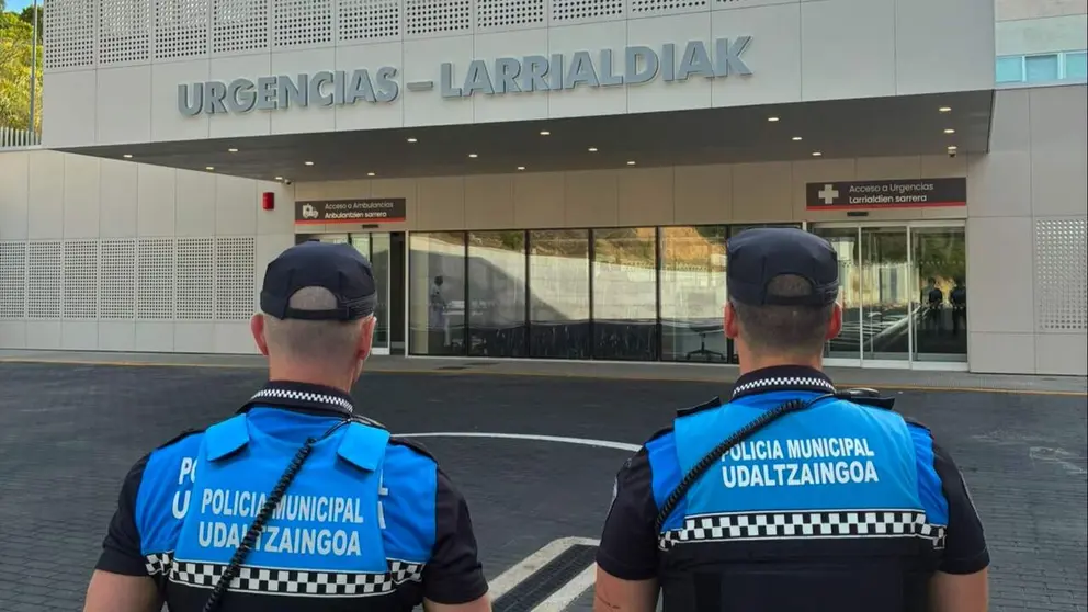 Agentes de Polic&iacute;a Municipal de Estella ante la entrada de Urgencias del hospital. CEDIDA
