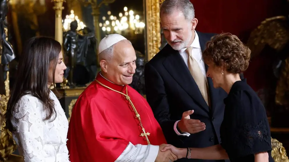 Imagen de Mar&iacute;a Chivite saludando al Papa Le&oacute;n XIV, en presencia de los Reyes. EFE