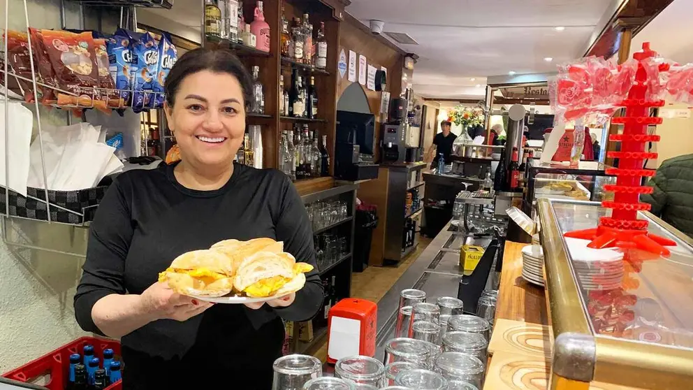 Mar&iacute;a Saavedra en la barra del restaurante Ciudad de Sang&uuml;esa. Navarra.com