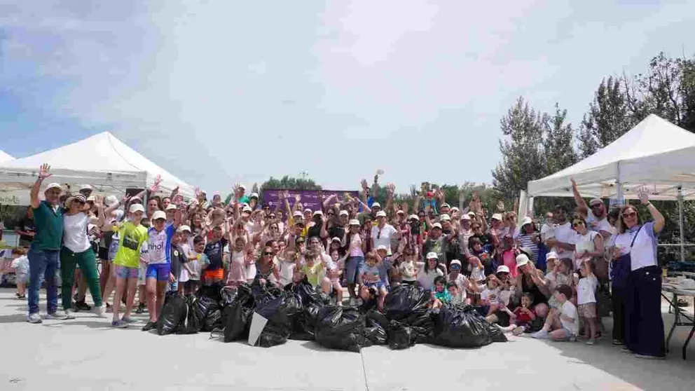 Voluntarios que participaron en la limpieza del r&iacute;o Ebro a su paso por Tudela. CEDIDA