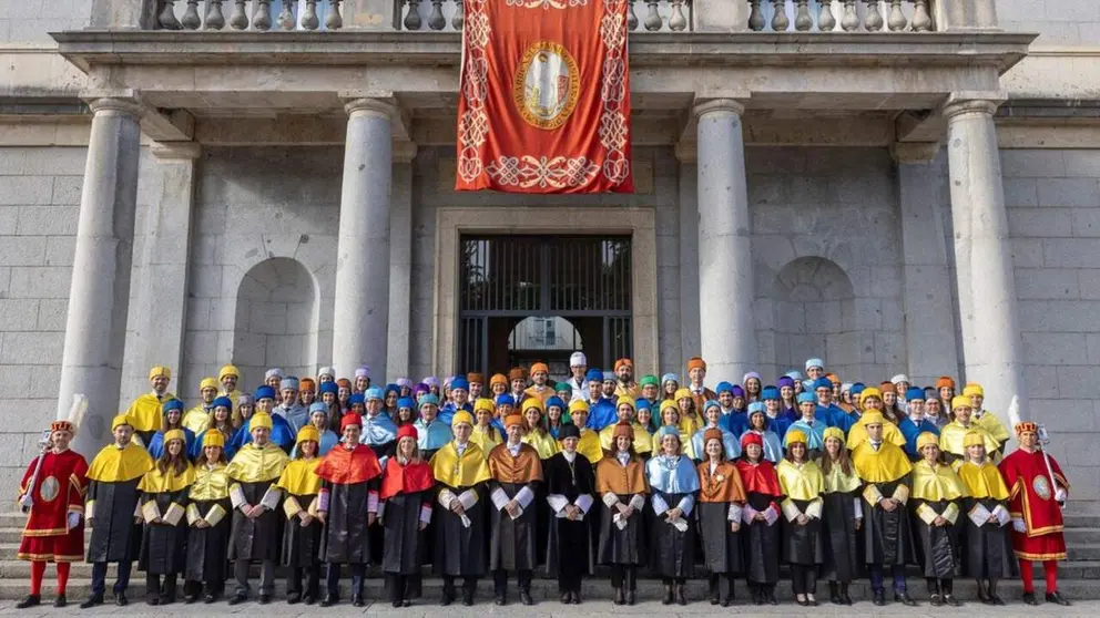 Foto de grupo de los nuevos doctores junto a la rectora y vicerrectores. MANUEL CASTELLS / UNIVERSIDAD DE NAVARRA