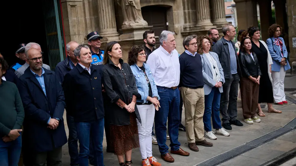 Miembros de la Corporaci&oacute;n municipal se concentran en se&ntilde;al de repulsa ante la agresi&oacute;n sexual a un joven cometida el pasado 5 de junio. PABLO LASAOSA