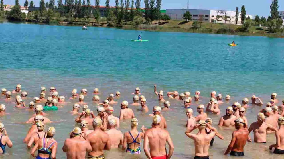 Desaf&iacute;a aguas abiertas Navarra: vuelve el "chapuz&oacute;n solidario" a la balsa de la Morea. ALCER