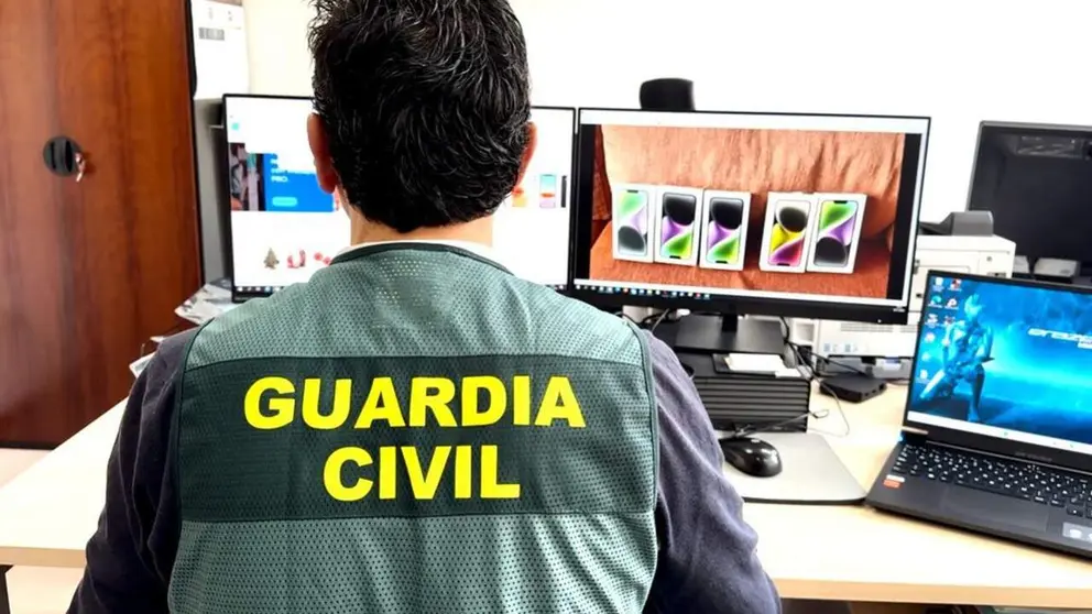 Investigador de la Guardia Civil trabajando en el caso. GUARDIA CIVIL