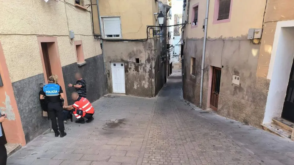 Los servicios de emergencias trabajan en el lugar del accidente en Tudela. POLIC&Iacute;A LOCAL DE TUDELA