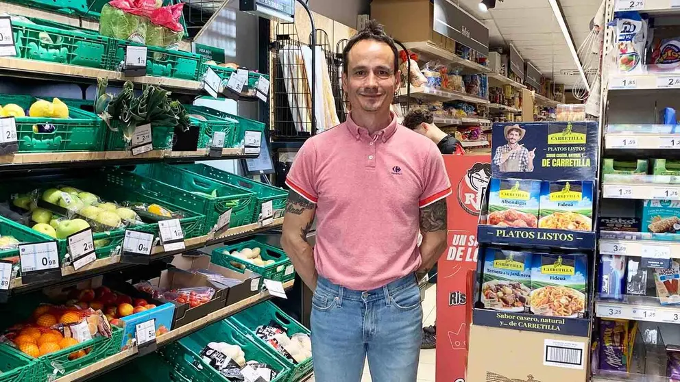 Marco Echeverr&iacute;a Pav&oacute;n en su supermercado de Los Arcos. Navarra.com