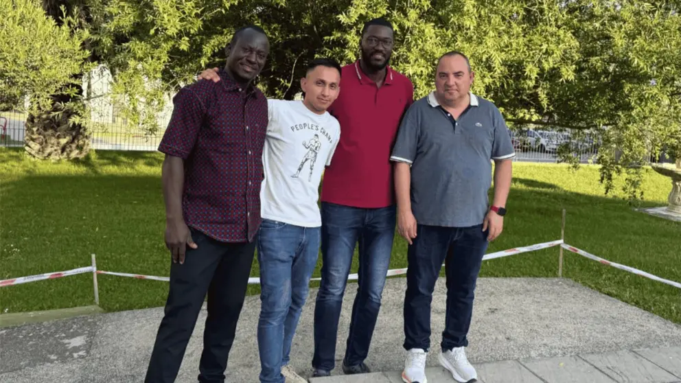 Jacques (izq.) junto a sus compa&ntilde;eros en el Centro Vida Nueva de Navarra