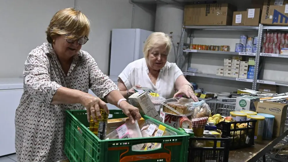 Mujeres colaborando en la campa&ntilde;a "Ning&uacute;n hogar sin alimentos". FUNDACI&Oacute;N "LA CAIXA"