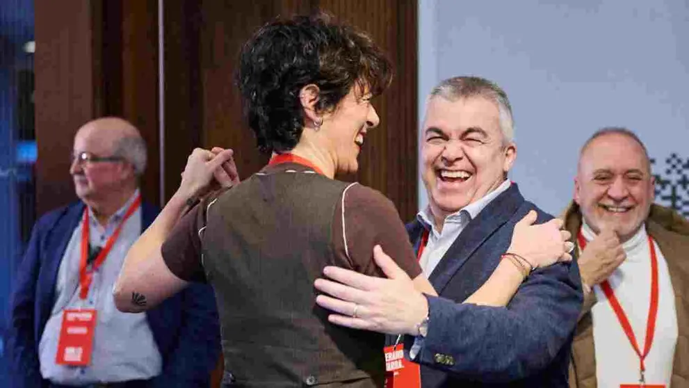 Elma Saiz se abraza con Santos Cerd&aacute;n en el XIII Congreso Regional del PSN. PABLO LASAOSA