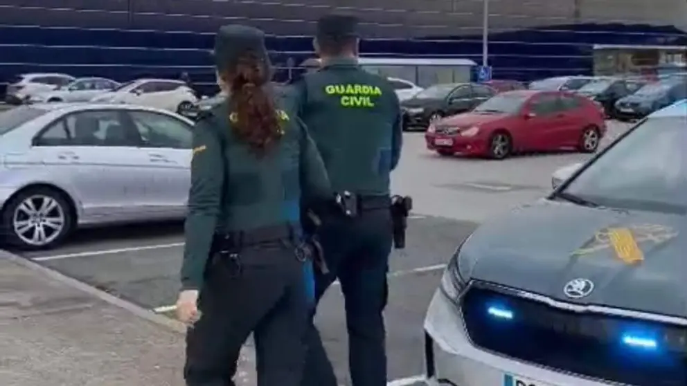 Agentes de la Guardia Civil en un aparcamiento de la comarca de Pamplona. CEDIDA