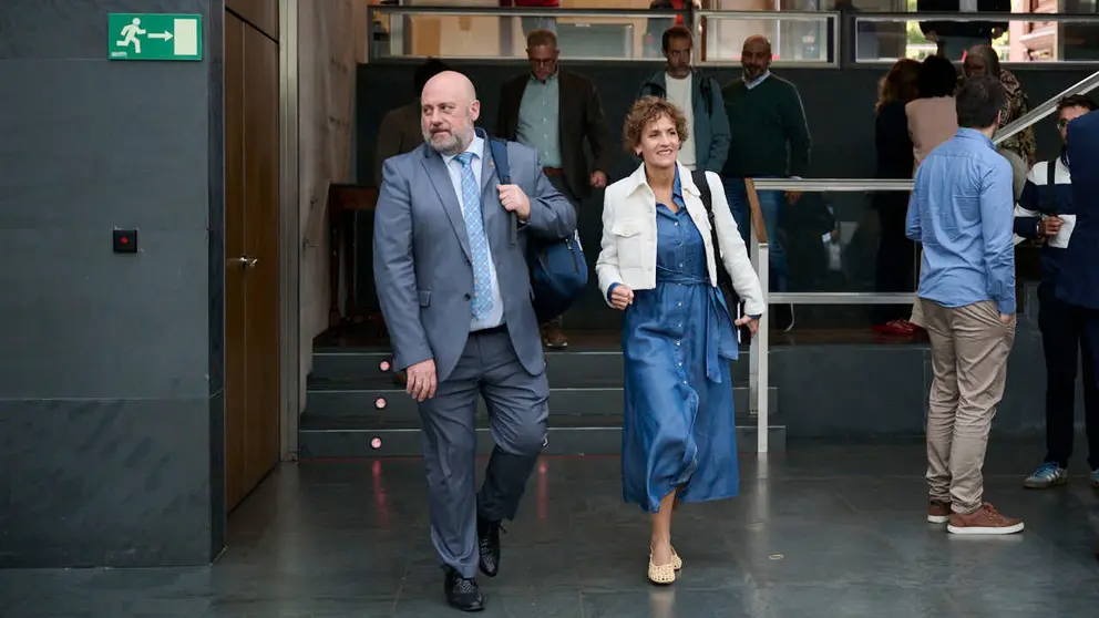 Jos&eacute; Luis Arasti, consejero de Econom&iacute;a y Hacienda, junto a Mar&iacute;a Chivite, presidenta del Gobierno de Navarra, durante el Pleno del Parlamento. PABLO LASAOSA
