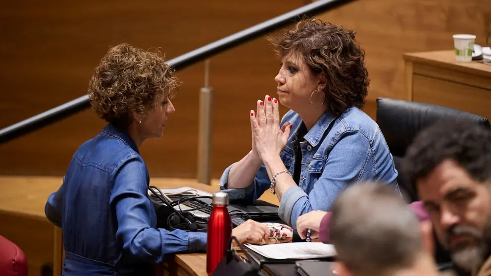 Mar&iacute;a Chivite, presidenta del Gobierno de Navarra, junto a Ainhoa Unzu, del PSN, durante el Pleno del Parlamento de Navarra. PABLO LASAOSA