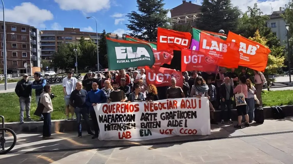 Concentraci&oacute;n para reclamar la apertura de una negociaci&oacute;n para "recuperar" el convenio de Artes Gr&aacute;ficas de Navarra. EUROPA PRESS