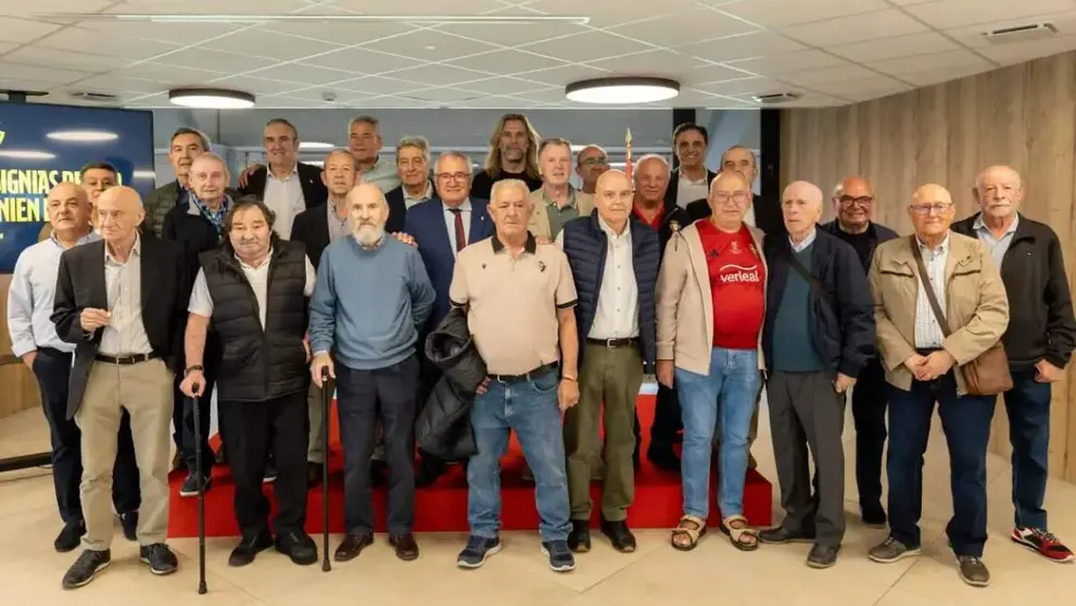 Diecinueve socios de Osasuna recibieron las Insignias de Oro en El Sadar por sus 50 a&ntilde;os de fidelidad al club, en un acto encabezado por Luis Sabalza.