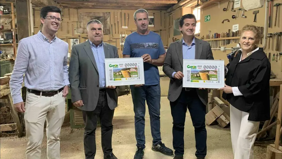 Foto de familia de la entrega del cupón. ONCE