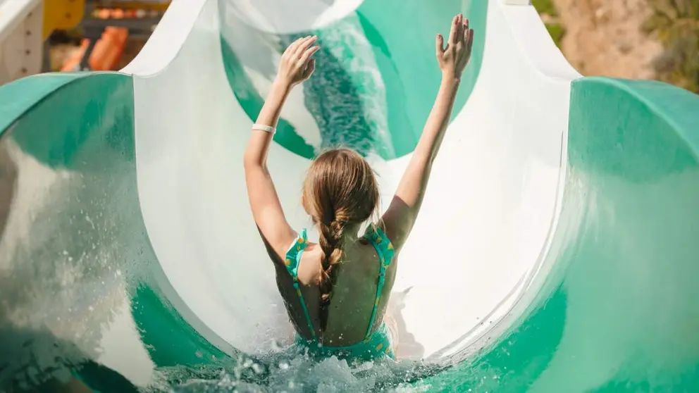 Una ni&ntilde;a se tira por un tobog&aacute;n de agua. SENDAVIVA