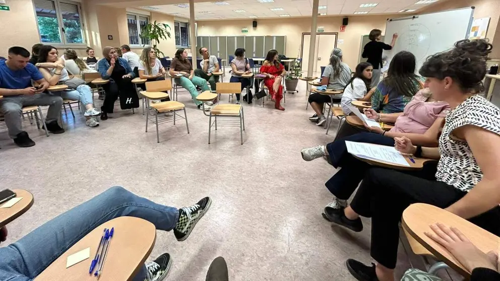 Reuni&oacute;n en Huarte para hablar de las viviendas cooperativas. CEDIDA