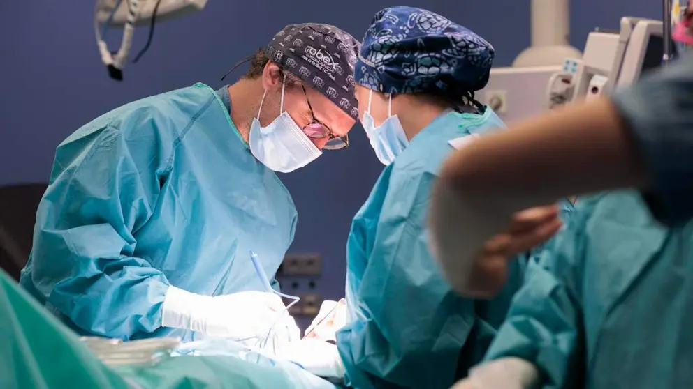 El Dr. Guillermo Andr&eacute;s Boville, especialista del Centro de Pr&oacute;stata de la Cl&iacute;nica Universidad de Navarra, durante una intervenci&oacute;n con el robot Da Vinci Single Port.
