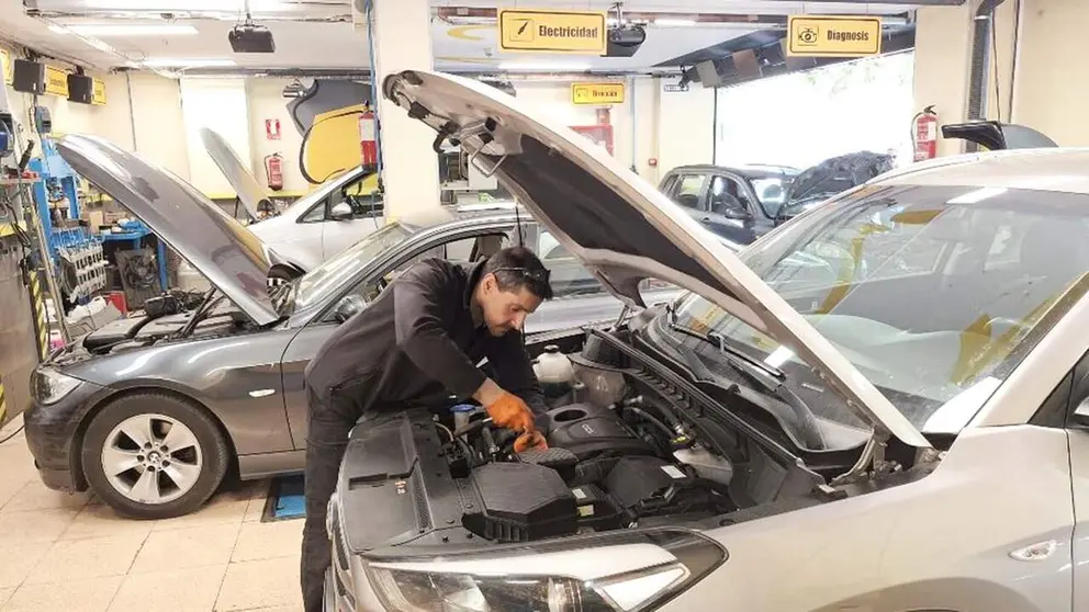 Ferm&iacute;n Cano en su taller de reparaci&oacute;n de coches en Pamplona. Cedida.