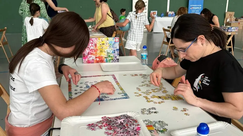 Participantes de la competici&oacute;n solidaria de Puzzles celebrada en Cizur Menor. ASPACE NAVARRA
