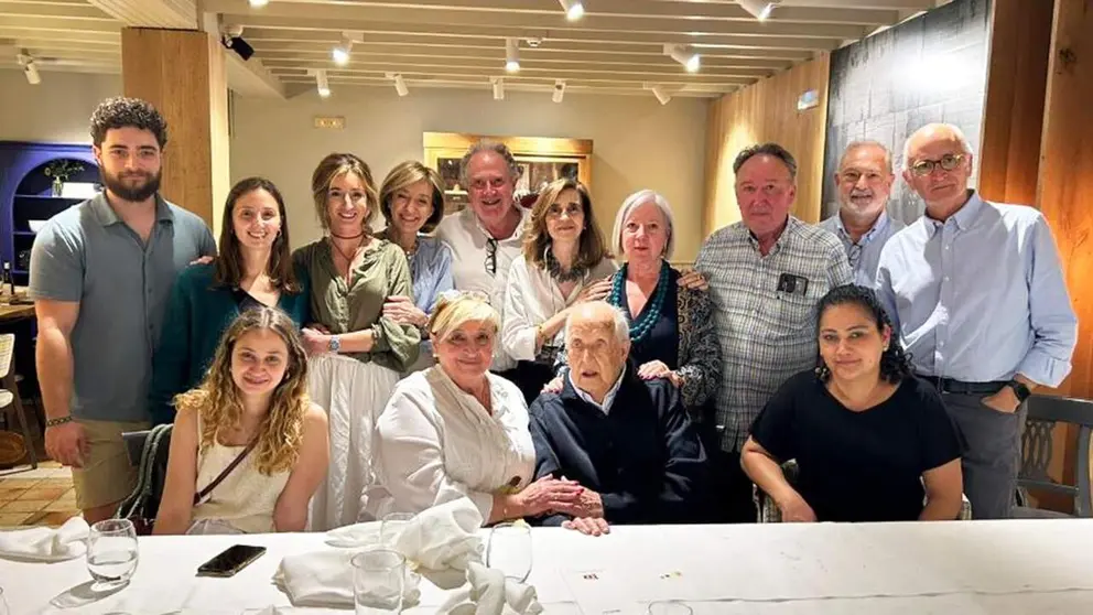Jes&uacute;s de Bodadilla, sentado, rodeado de su familia en el restaurante Maher. Cedida.