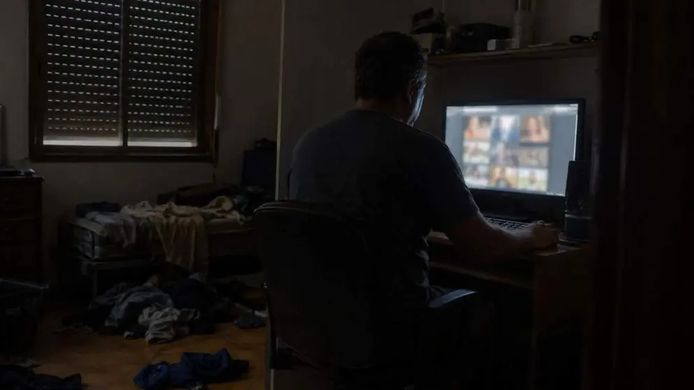 Un hombre mira la pantalla de un ordenador en una habitaci&oacute;n. ARCHIVO
