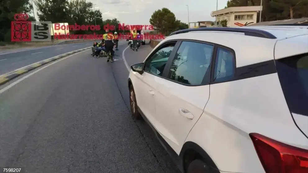 Cuatro personas han resultado heridas tras chocar un coche y una moto en la N-121, en Tafalla. Un motorista ha sido evacuado con pron&oacute;stico reservado.