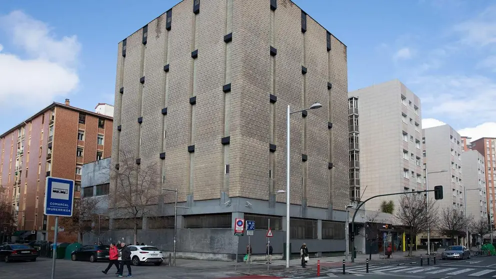 Antiguo edificio de Telef&oacute;nica en la avenida de Bayona de Pamplona.