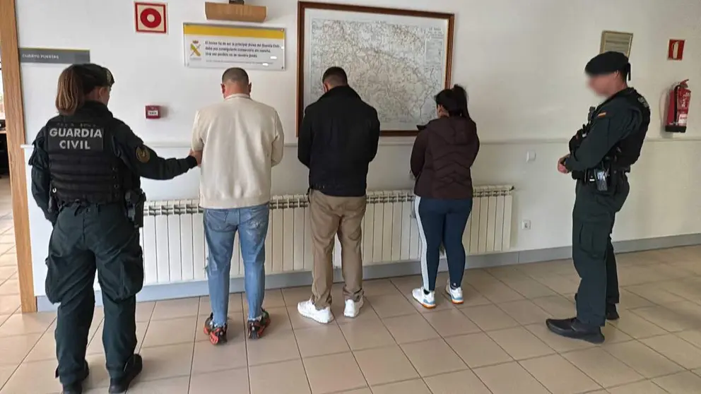 Una bodega navarra y un directivo est&aacute;n investigados por pagar 569.000 euros a un clan que explotaba a trabajadores en La Rioja y la Ribera.