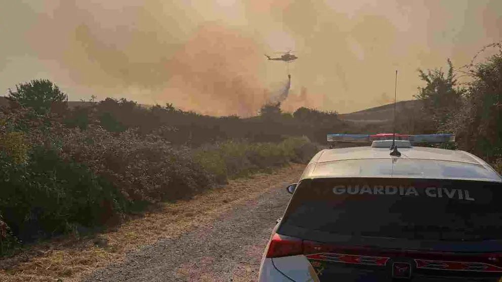 Un helic&oacute;ptero trabaja en la extinci&oacute;n del incendio de Gazolaz. GUARDIA CIVIL