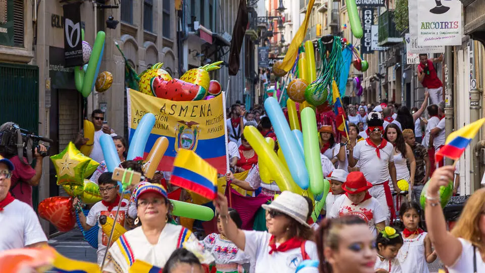 'Mazedonia kalejira', la comitiva festiva de diferentes culturas organizada por el Ayuntamiento de Pamplona para poner en valor el mestizaje. IÑIGO ALZUGARAY (38)