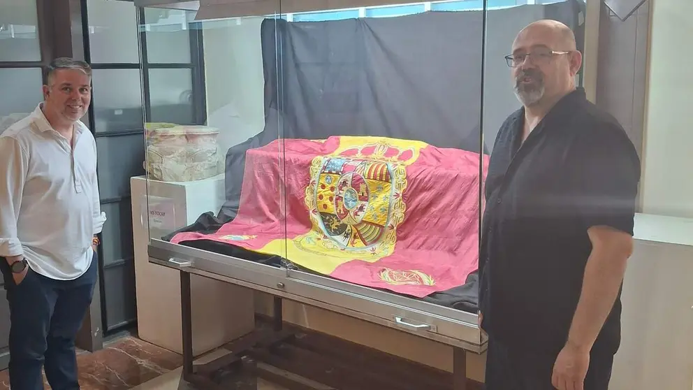 Imagen de la exposici&oacute;n de la bandera de Tudela. AYUNTAMIENTO DE TUDELA