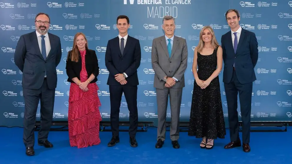 Joseba Campos, director general -cuarto por la izquierda-, y directivos de la Cl&iacute;nica Universidad de Navarra,  acompa&ntilde;ados por los presentadores Christian G&aacute;lvez y Sandra Golpe. CL&Iacute;NICA UNIVERSIDAD DE NAVARRA