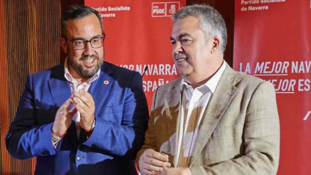 Javier Rem&iacute;rez junto a Santos Cerd&aacute;n en un acto del PSOE de Navarra. &Iacute;&Ntilde;IGO ALZUGARAY