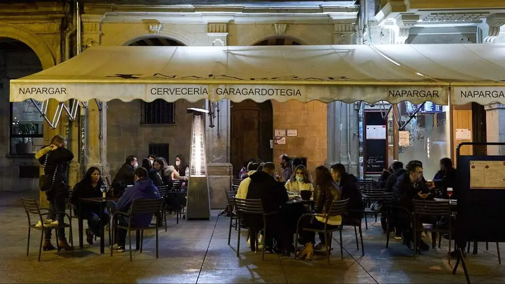 Terraza de la Cervecer&iacute;a Napargar en la Plaza del Castillo de Pamplona. I&Ntilde;IGO ALZUGARAY