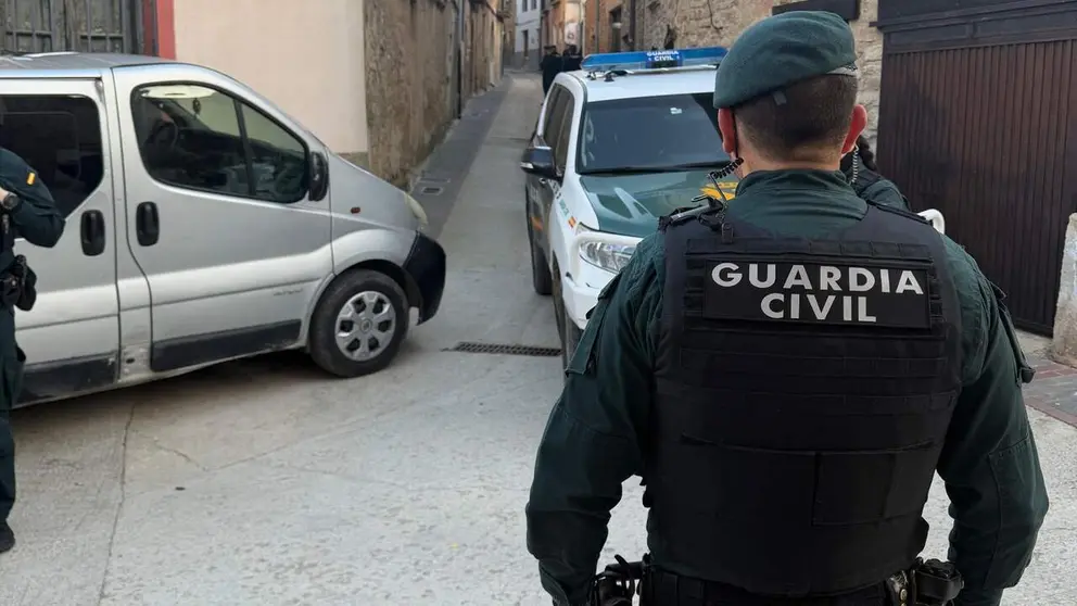 Un Guardia Civil custodia la vivienda del detenido. CEDIDA