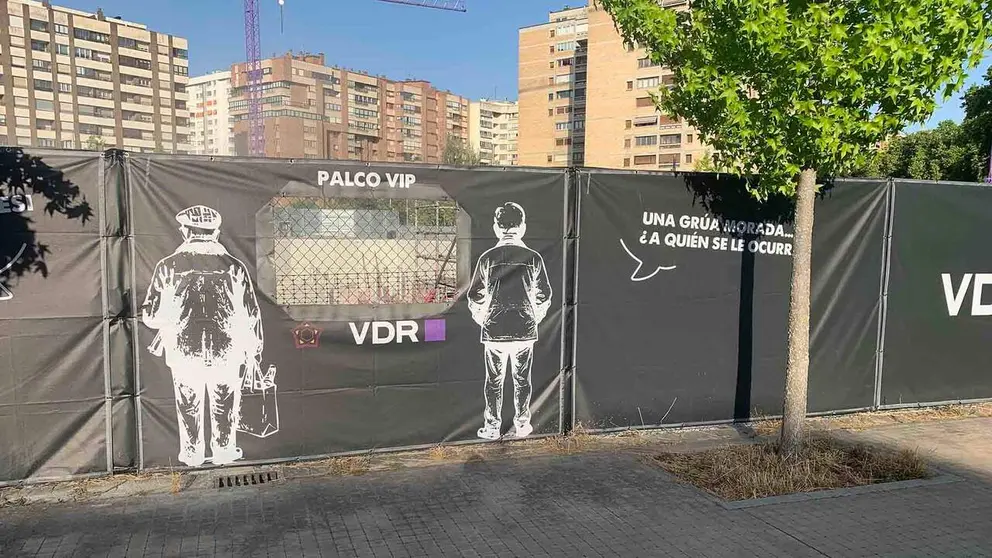 Panel colocado junto a las obras del solar de la Meca en Pamplona. Navarra.com