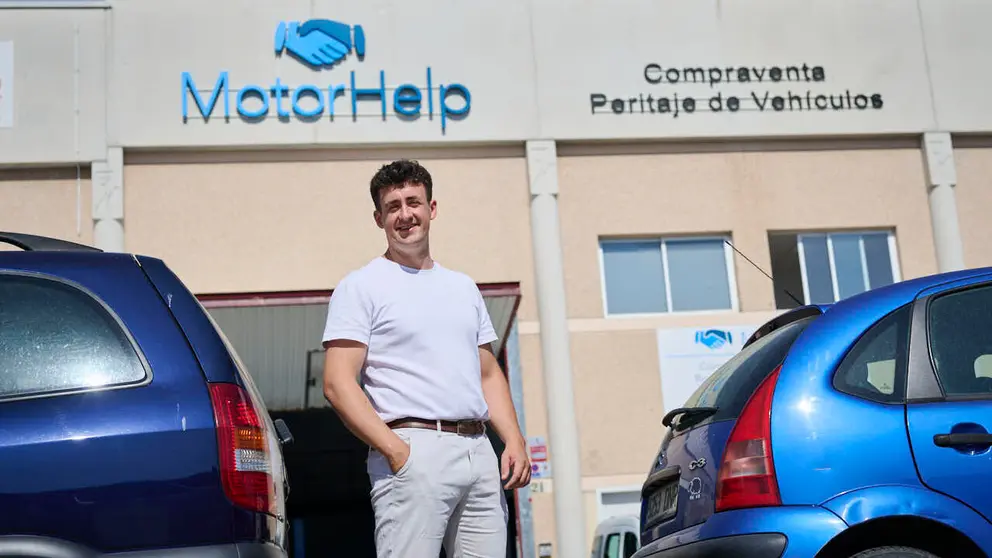 Javier Andueza de MotorHelp en el pol&iacute;gono Mendikur de Orcoyen. PABLO LASAOSA