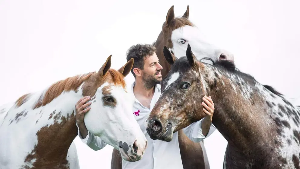 Santi Serra posa junto a unos caballos. CEDIDA