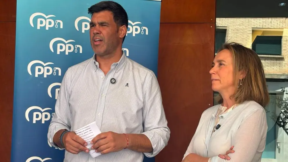 El presidente del PP de Navarra, Javier Garc&iacute;a, y la vicesecretaria nacional de Regeneraci&oacute;n Institucional del PP, Cuca Gamarra. CEDIDA