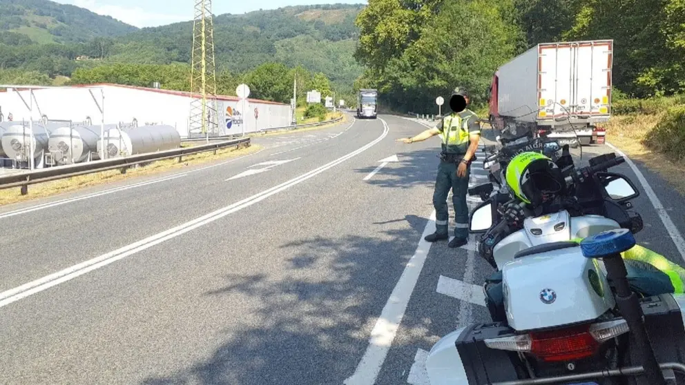 Guardia Civil interviene en el lugar del accidente. CEDIDA