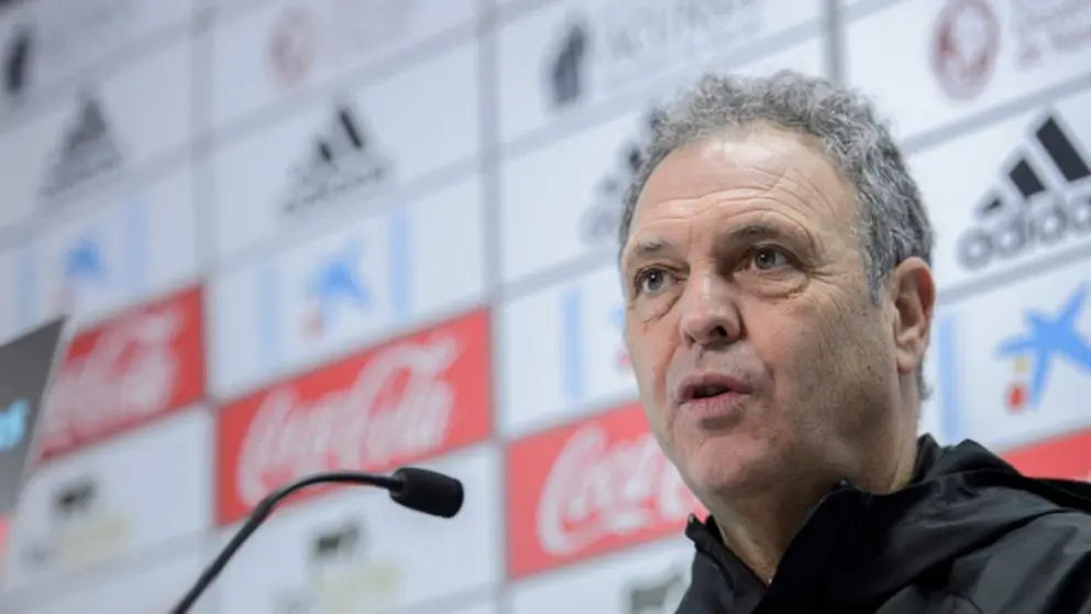 El entrenador Joaqu&iacute;n Caparr&oacute;s en la sala de prensa de Tajonar. Pablo Lasaosa.