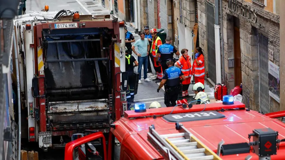 Una persona fallecida y varias heridas al perder el control un cami&oacute;n de la basura en la plaza Navarrer&iacute;a de Pamplona. EFE