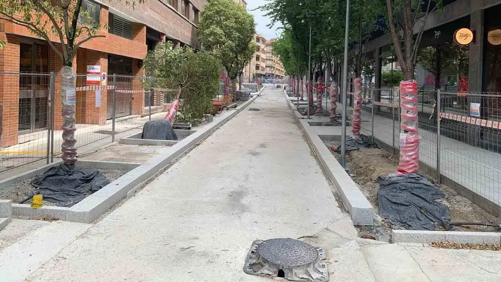 Obras de reurbanizaci&oacute;n en la calle Alh&oacute;ndiga de Pamplona. Navarra.com