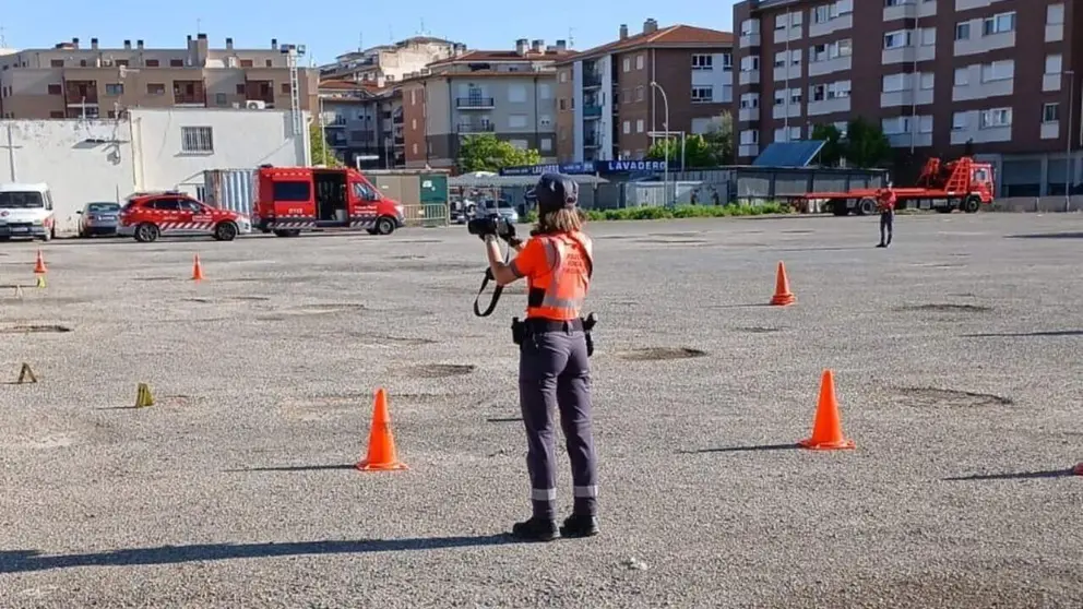 La Polic&iacute;a Foral investiga en el aparcamiento en el que ha aparecido el cuerpo del fallecido. POLIC&Iacute;A FORAL
