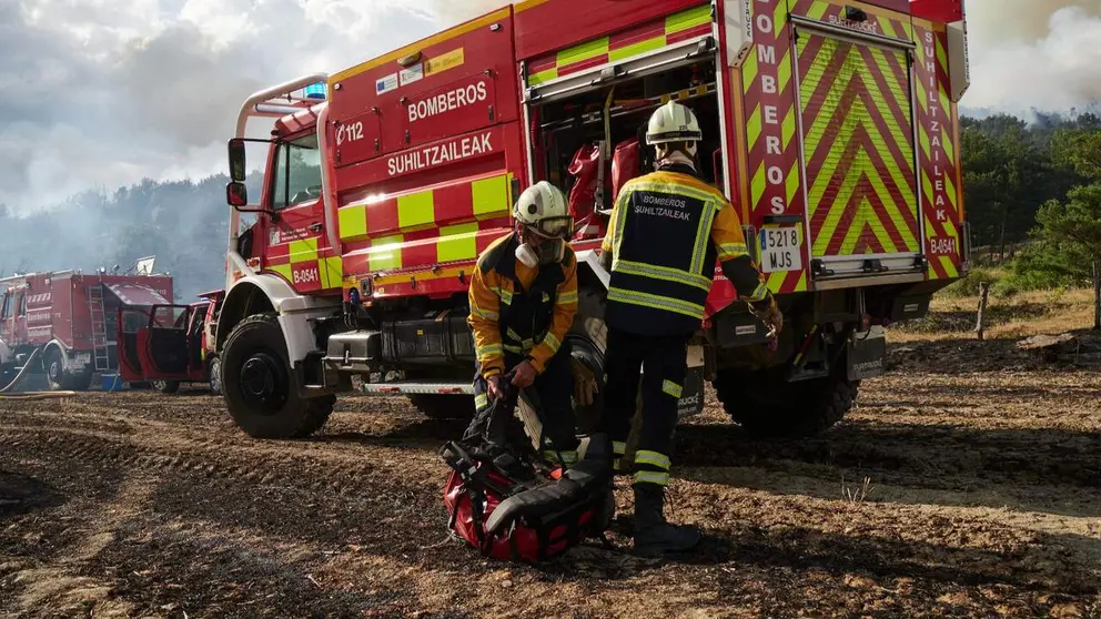Varias dotaciones de bomberos tratan de extinguir un fuego, a 25 de junio de 2026, en Ezcabarte. EDUARDO SANZ / EUROPA PRESS