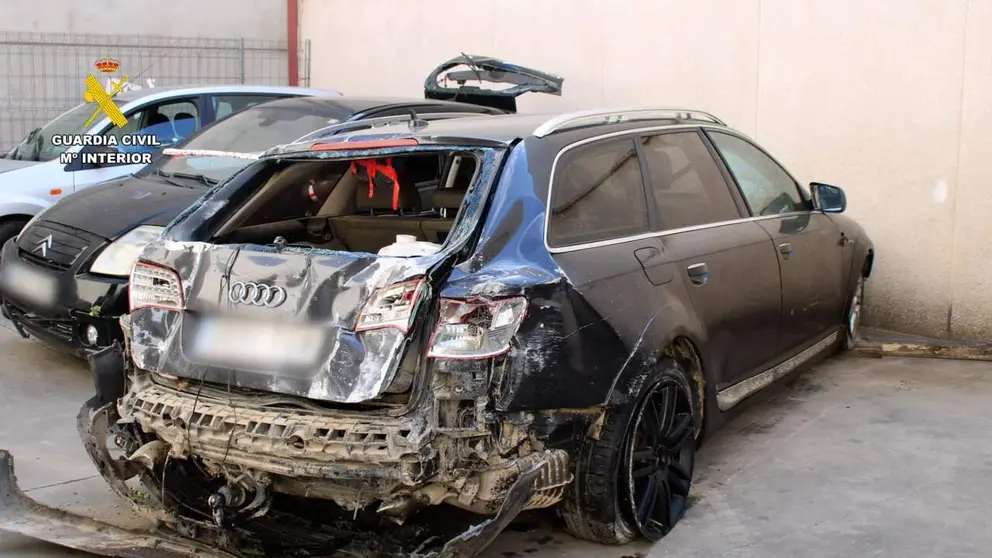 Imagen de c&oacute;mo qued&oacute; el veh&iacute;culo del detenido tras el accidente en la hu&iacute;da. GUARDIA CIVIL DE NAVARRA