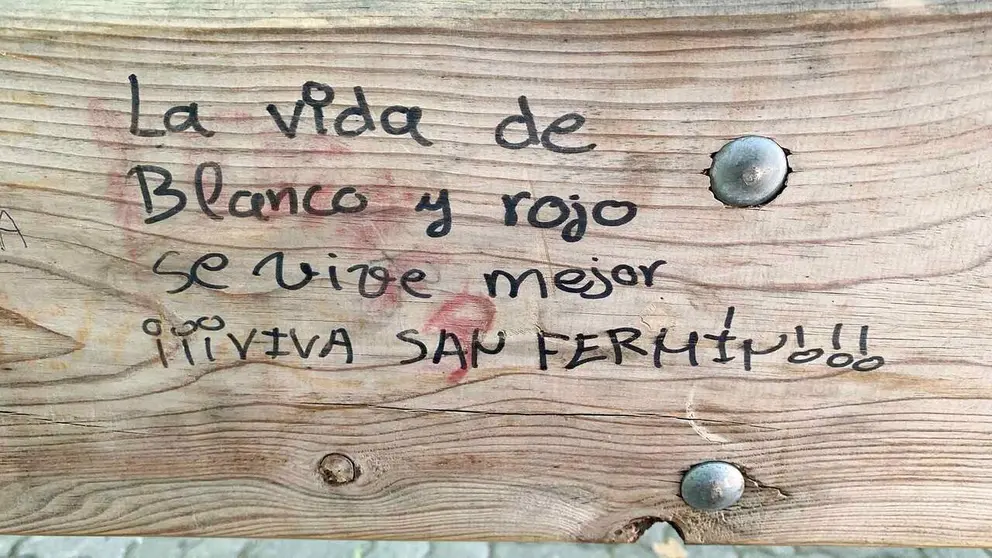 Uno de los mensajes escritos en el vallado del encierro de San Ferm&iacute;n. Navarra.com